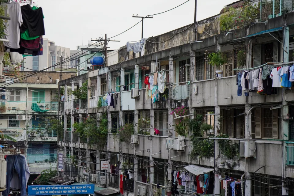 Khách nhận chìa khóa nhà mới
