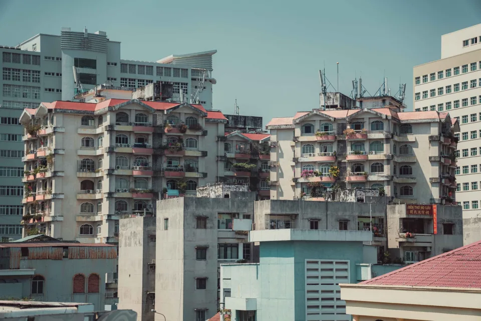 Khách xem nhà phố mặt tiền